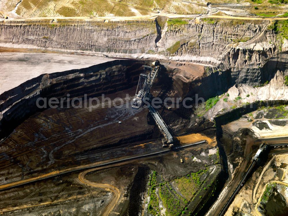 Niederzier from above - Der Braunkohle- Tagebau Hambach (in den Gemeinden Niederzier, Kreis Düren und Elsdorf, Rhein-Erft-Kreis) ist der größte von der RWE Power AG (ehemals Rheinbraun AG) zur Förderung von Braunkohle betriebene Tagebau. Hambach coal- mine in North Rhine-Westphalia