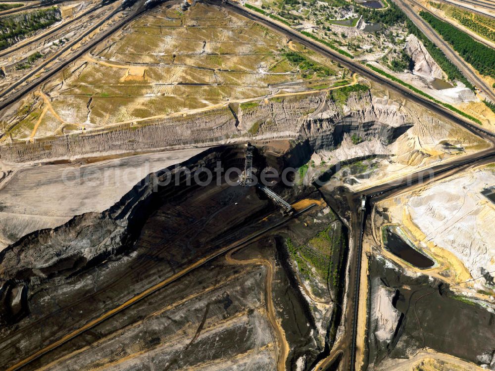 Niederzier from the bird's eye view: Der Braunkohle- Tagebau Hambach (in den Gemeinden Niederzier, Kreis Düren und Elsdorf, Rhein-Erft-Kreis) ist der größte von der RWE Power AG (ehemals Rheinbraun AG) zur Förderung von Braunkohle betriebene Tagebau. Hambach coal- mine in North Rhine-Westphalia