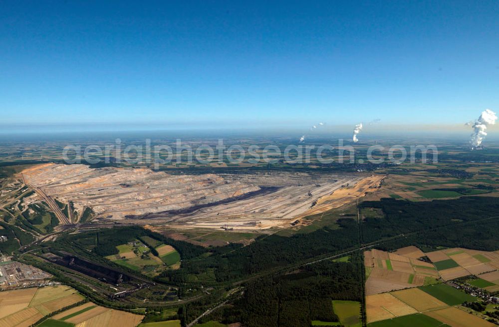 Niederzier from the bird's eye view: Der Braunkohle- Tagebau Hambach (in den Gemeinden Niederzier, Kreis Düren und Elsdorf, Rhein-Erft-Kreis) ist der größte von der RWE Power AG (ehemals Rheinbraun AG) zur Förderung von Braunkohle betriebene Tagebau. Hambach coal- mine in North Rhine-Westphalia