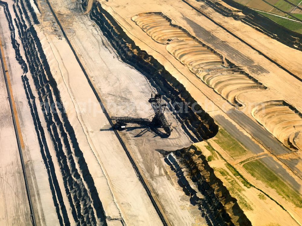 Aerial image Niederzier - Der Braunkohle- Tagebau Hambach (in den Gemeinden Niederzier, Kreis Düren und Elsdorf, Rhein-Erft-Kreis) ist der größte von der RWE Power AG (ehemals Rheinbraun AG) zur Förderung von Braunkohle betriebene Tagebau. Hambach coal- mine in North Rhine-Westphalia