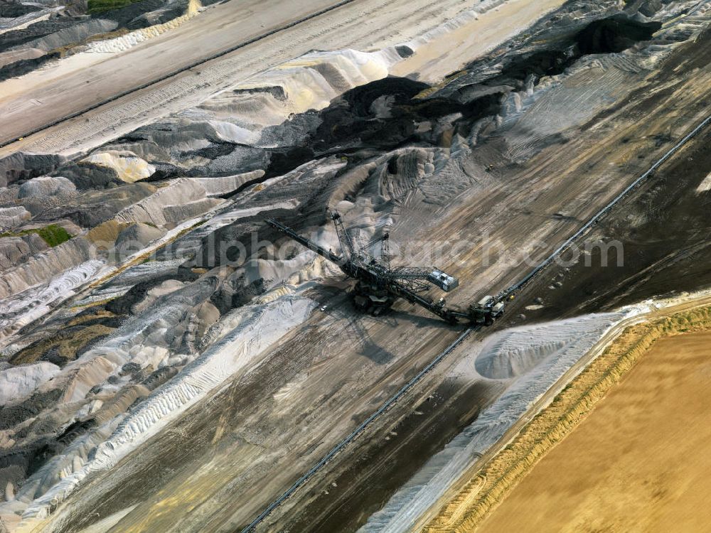 Aerial photograph Inden - Der Tagebau Inden ist ein Tagebau der RWE Power AG zur Gewinnung von Braunkohle. Er liegt im Rheinischen Braunkohlerevier nahe Inden. Der Tagebau erstreckt sich zwischen der Gemeinde Aldenhoven und der A 44. Brown coal mining near Inden in North Rhine-Westphalia.