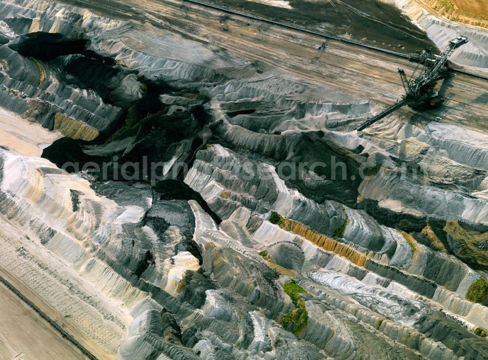 Inden from above - Der Tagebau Inden ist ein Tagebau der RWE Power AG zur Gewinnung von Braunkohle. Er liegt im Rheinischen Braunkohlerevier nahe Inden. Der Tagebau erstreckt sich zwischen der Gemeinde Aldenhoven und der A 44. Brown coal mining near Inden in North Rhine-Westphalia.