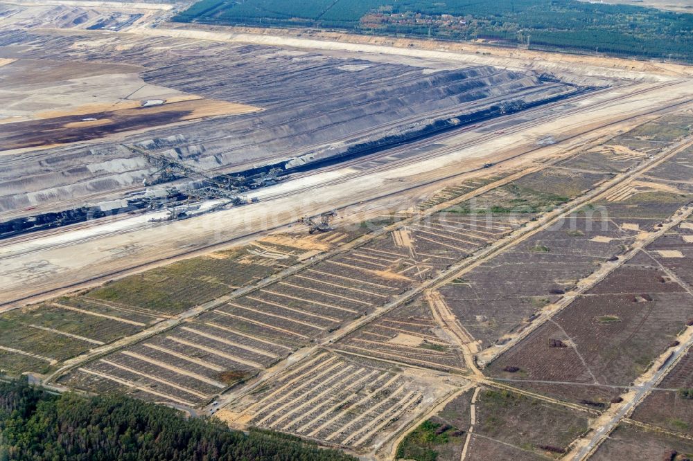 Aerial image Heinersbrück - Mining area - terrain and overburden surfaces of coal - opencast mining of Braunkohle - Tagebau der Lausitz Energie Kraftwerke AG (LEAG) in Jaenschwalde ost im Bundesland Brandenburg in the state Brandenburg