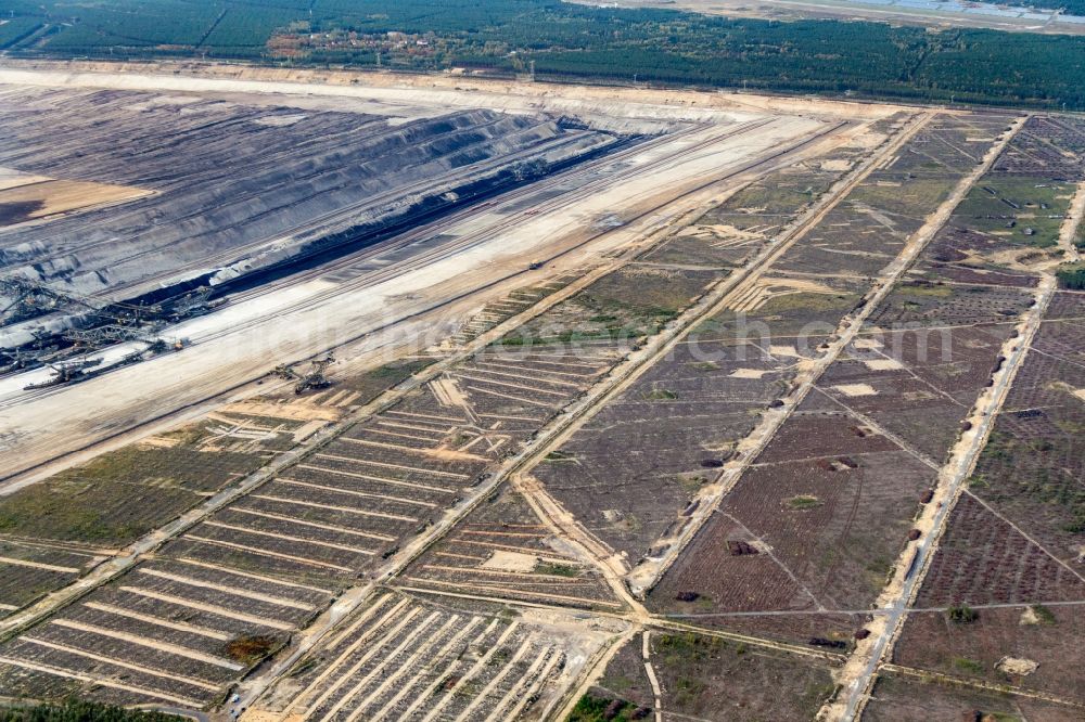 Aerial photograph Heinersbrück - Mining area - terrain and overburden surfaces of coal - opencast mining of Braunkohle - Tagebau der Lausitz Energie Kraftwerke AG (LEAG) in Jaenschwalde ost im Bundesland Brandenburg in the state Brandenburg