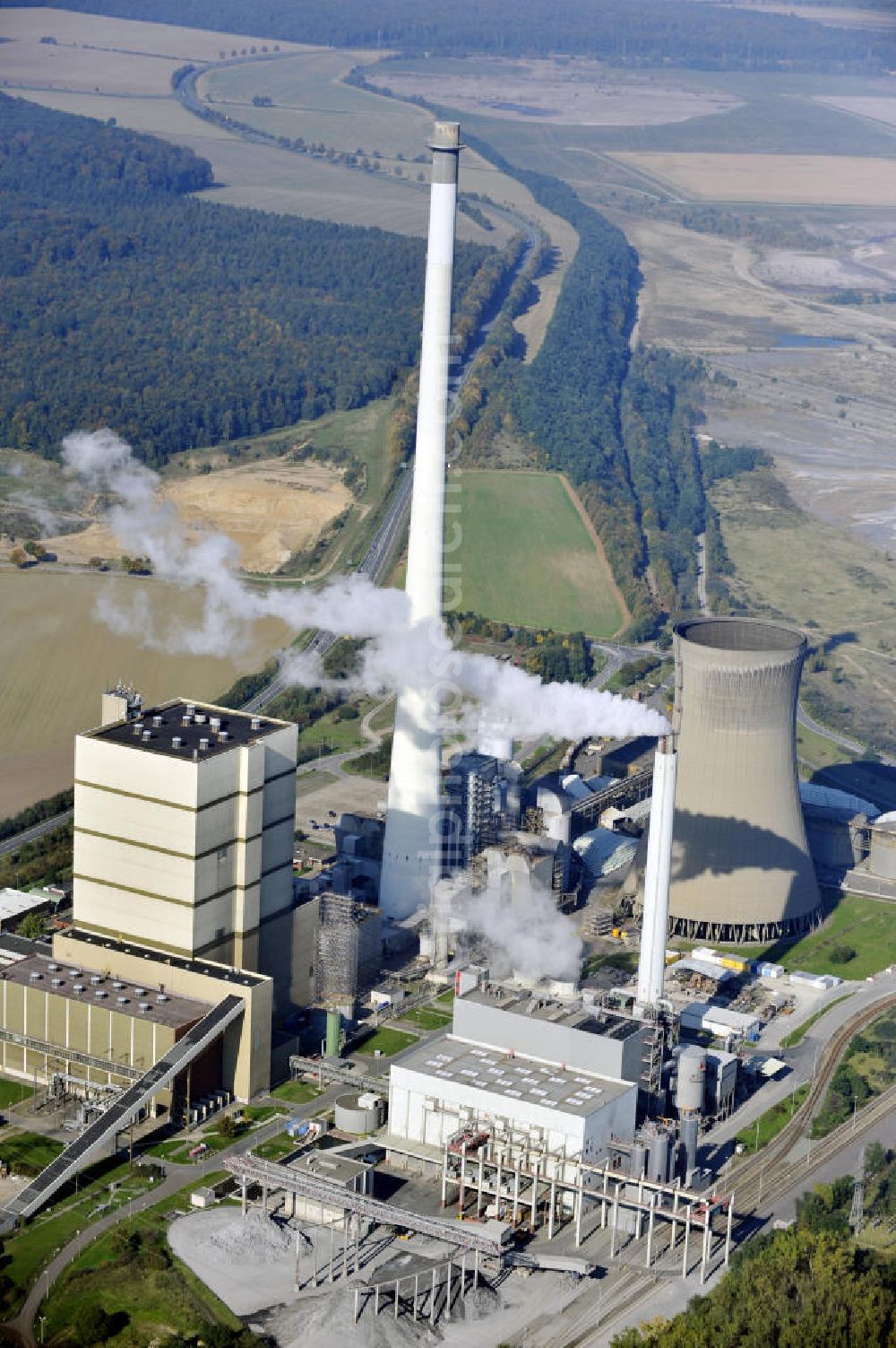 Büddenstedt from above - Blick auf das Braunkohlekraftwerk Buschhaus bei Büddenstedt in Niedersachsen. Das Heizkraftwerk wurde 1985 in Betrieb genommen und wird von der E.ON Kraftwerke GmbH betrieben.View to the brown coal power station Buschhaus near Büddenstedt in Niedersachsen.The combined heat and power station was put into operation in 1985 and is managed by the E.ON Kraftwerke GmbH.