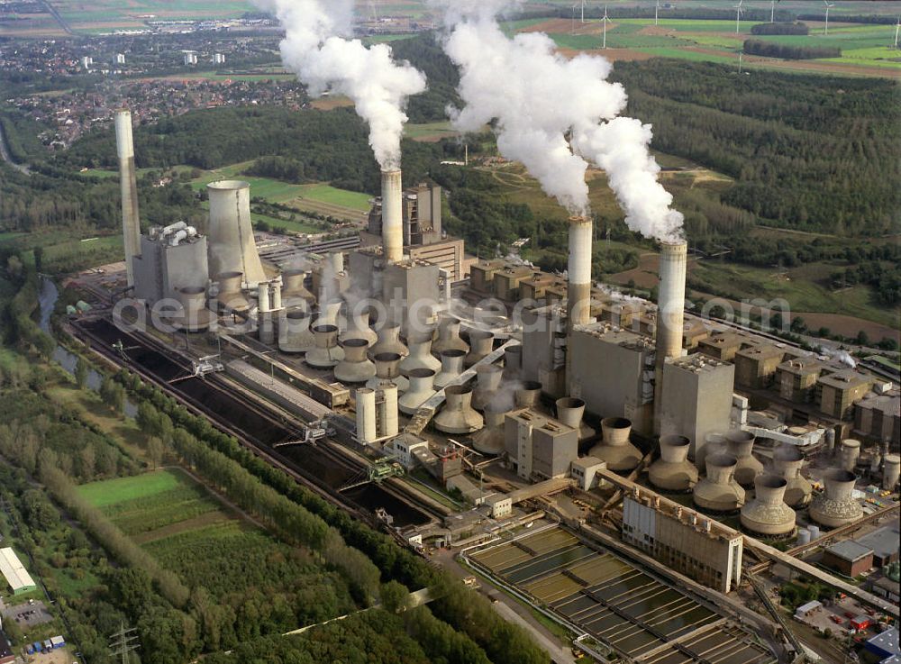 Frimmersdorf from above - Blick auf das Braunkohlegroßkraftwerk Frimmersdorf in Nordrhein-Westfalen. Die Anlage wird betrieben von der RWE Power AG. Es erzeugt seit 1926 Strom. 1955 - 1970 wurde die Anlage stark erweitert. View of the lignit-fired power plant Frimmersdorf in Nordrhein-Westfalen which is run by the RWE Power AG. It is generating electricity since 1926. The complex was enlarged between 1955 and 1970.