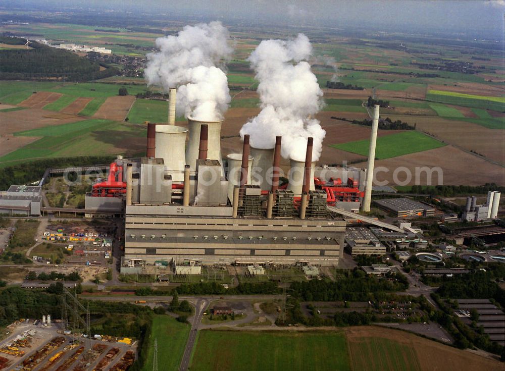 Aerial photograph Grevenbroich OT Neurath - Blick auf das Braunkohlegroßkraftwerk Neurath in Nordrhein-Westfalen. Die Anlage wird betrieben von der RWE Power AG. View of the lignite-fired power plant Neurath in Nordrhein-Westfalen which is run by the RWE Power AG.