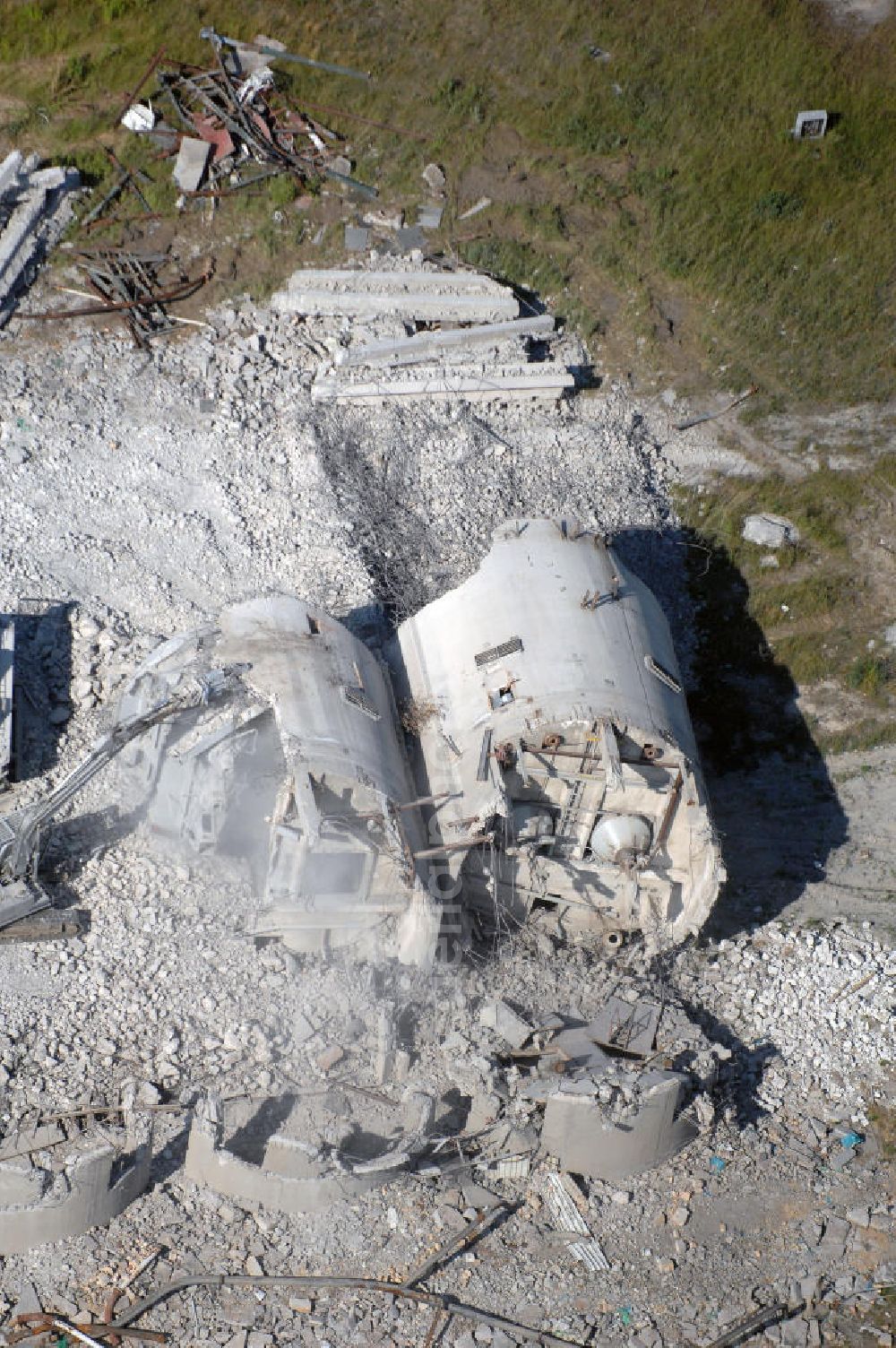 Aerial image ESPENHAIN - Espenhain: Teile eines gesprengten Schornsteins zerkleinert ein Bagger der Mitteldeutschen Braunkohle-Strukturförderungsgesellschaft (MBS) auf dem Gelände des im März 1995 stillgelegten Braunkohlekraftwerkes I in Espenhain bei Leipzig. Das Kraftwerk hatte zusammen mit dem im Juni 1996 abgeschalteten Werk II zuletzt 1,36 Milliarden Kilowattstunden Elektroenergie in das öffentliche Stromnetz eingespeist. Der Abriß und die Sanierung des Geländes, einschließlich Brikettfabrik und Schwelerei soll bis zur Jahrtausendwende abgeschlossen sein. Mitteldeutsche Industriepark Espenhain