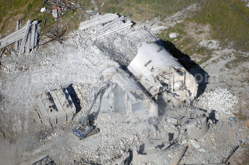 Aerial photograph ESPENHAIN - Espenhain: Teile eines gesprengten Schornsteins zerkleinert ein Bagger der Mitteldeutschen Braunkohle-Strukturförderungsgesellschaft (MBS) auf dem Gelände des im März 1995 stillgelegten Braunkohlekraftwerkes I in Espenhain bei Leipzig. Das Kraftwerk hatte zusammen mit dem im Juni 1996 abgeschalteten Werk II zuletzt 1,36 Milliarden Kilowattstunden Elektroenergie in das öffentliche Stromnetz eingespeist. Der Abriß und die Sanierung des Geländes, einschließlich Brikettfabrik und Schwelerei soll bis zur Jahrtausendwende abgeschlossen sein. Mitteldeutsche Industriepark Espenhain