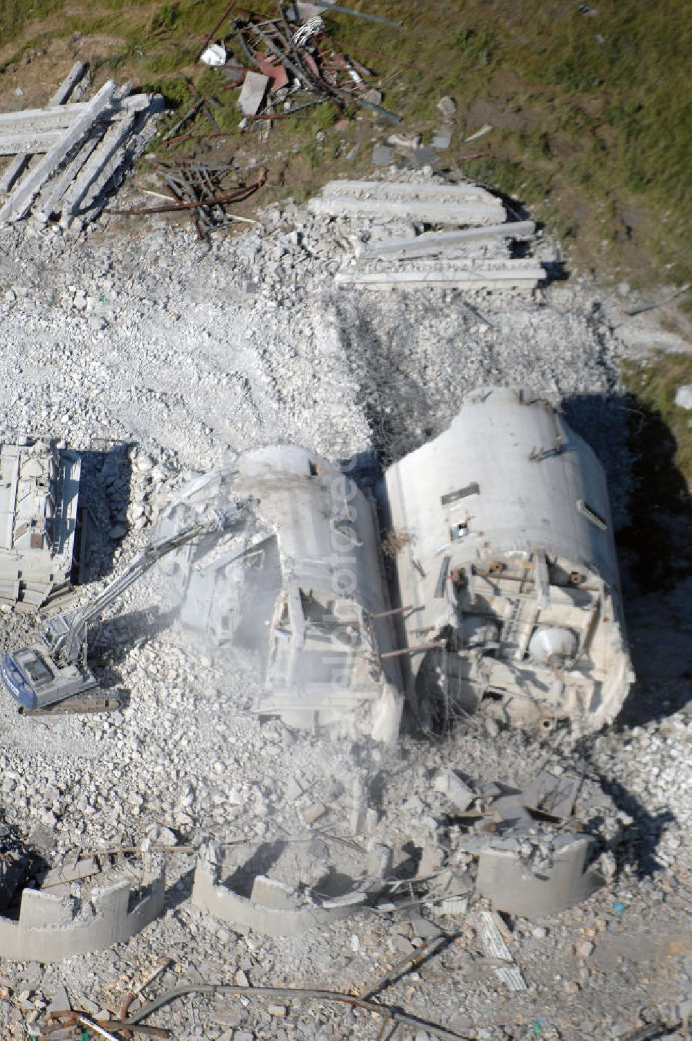 ESPENHAIN from the bird's eye view: Espenhain: Teile eines gesprengten Schornsteins zerkleinert ein Bagger der Mitteldeutschen Braunkohle-Strukturförderungsgesellschaft (MBS) auf dem Gelände des im März 1995 stillgelegten Braunkohlekraftwerkes I in Espenhain bei Leipzig. Das Kraftwerk hatte zusammen mit dem im Juni 1996 abgeschalteten Werk II zuletzt 1,36 Milliarden Kilowattstunden Elektroenergie in das öffentliche Stromnetz eingespeist. Der Abriß und die Sanierung des Geländes, einschließlich Brikettfabrik und Schwelerei soll bis zur Jahrtausendwende abgeschlossen sein. Mitteldeutsche Industriepark Espenhain