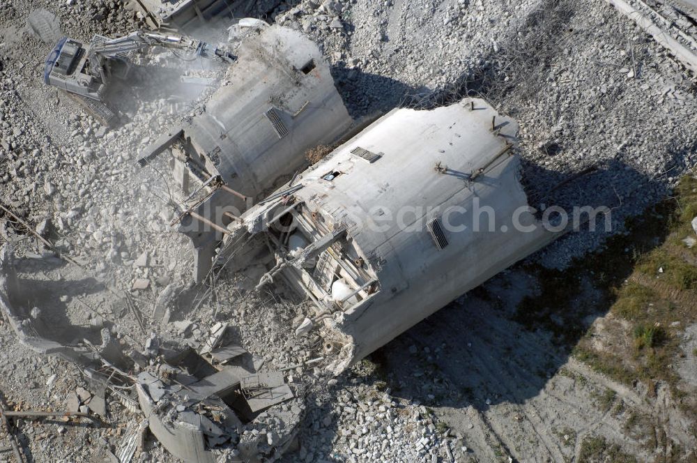 Aerial photograph ESPENHAIN - Espenhain: Teile eines gesprengten Schornsteins zerkleinert ein Bagger der Mitteldeutschen Braunkohle-Strukturförderungsgesellschaft (MBS) auf dem Gelände des im März 1995 stillgelegten Braunkohlekraftwerkes I in Espenhain bei Leipzig. Das Kraftwerk hatte zusammen mit dem im Juni 1996 abgeschalteten Werk II zuletzt 1,36 Milliarden Kilowattstunden Elektroenergie in das öffentliche Stromnetz eingespeist. Der Abriß und die Sanierung des Geländes, einschließlich Brikettfabrik und Schwelerei soll bis zur Jahrtausendwende abgeschlossen sein. Mitteldeutsche Industriepark Espenhain