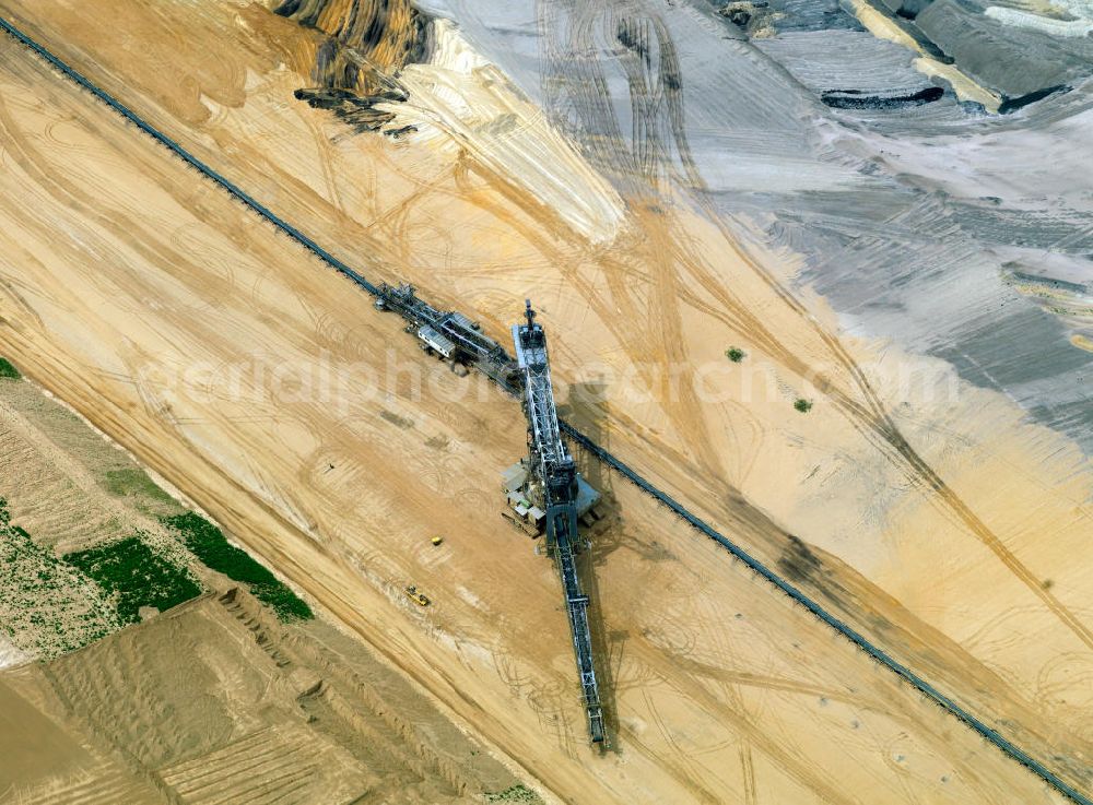 Aerial image Jackerath - Blick auf den Braunkohletagebau Garzweiler , einem Tagebau der RWE Power AG bei Jackerath in Nordrhein-Westfalen. Das Dorf Garzweiler wurde vom Braunkohletagebau abgebaggert und ist heute – insbesondere im Umfeld der Umweltbewegung – ein Synonym für den Abbau von Braunkohle im Tagebau. Der Großtagebau Garzweiler (heute Garzweiler I) entstand im Jahre 1983 durch den Zusammenschluss der bestehenden Abbaufelder Frimmersdorf-Süd und Frimmersdorf-West. Frimmersdorf-Süd war seinerseits um 1960 aus dem Zusammenschluss zweier Gruben (Grube Neurath und Grube Heck) hervorgegangen. Garzweiler lignite - a mine of RWE Power AG in Jackerath in North Rhine-Westphalia.