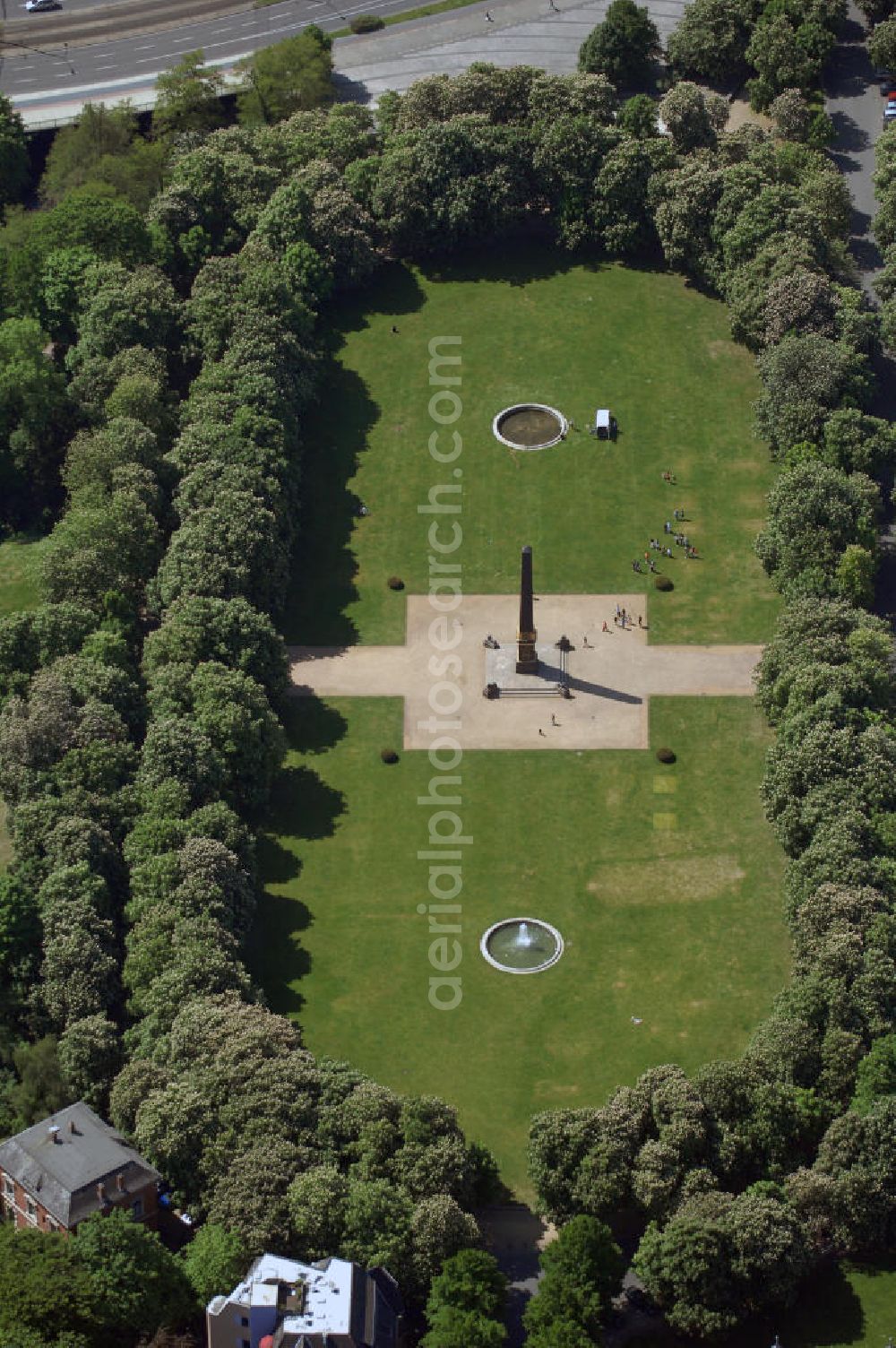 Braunschweig from above - Blick auf den Löwenwall mit Obelisk in Braunschweig Niedersachsen. Der Löwenwall ist ein ovaler Platz im Magniviertel. Angelegt wurde er in den 1810er Jahren als Denkmal für die Braunschweiger Herzöge, die im Krieg gegen Napoleon gefallen waren. Im August 1823 wurde in der Mitte des Walls ein 22 Meter hoher Obelisk aufgestellt. Kontakt Touristinfo: Braunschweig Stadtmarketing GmbH, Touristinfo, Vor der Burg 1, 38100 Braunschweig, Tel. +49(0)531 47020 40, Fax +49(0)531 47020 55, Email: touristinfo@braunschweig.de