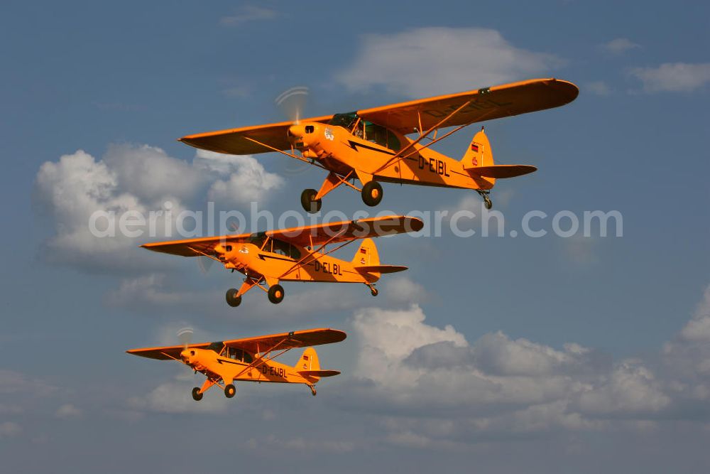 Aerial image Grebenstetten - Formationsflug der Bravo-Lima-Formation, entstanden in Anlehnung an die Burda Staffel, mit drei Kleinflugzeugen vom Typ Piper PA-8 Super Cup nahe dem Flugplatz Grabenstetten / Baden-Württemberg. Formation flight of the Bravo-Lima-Formation near by the Grebenstetten airfield / Baden-Wuerttemberg.