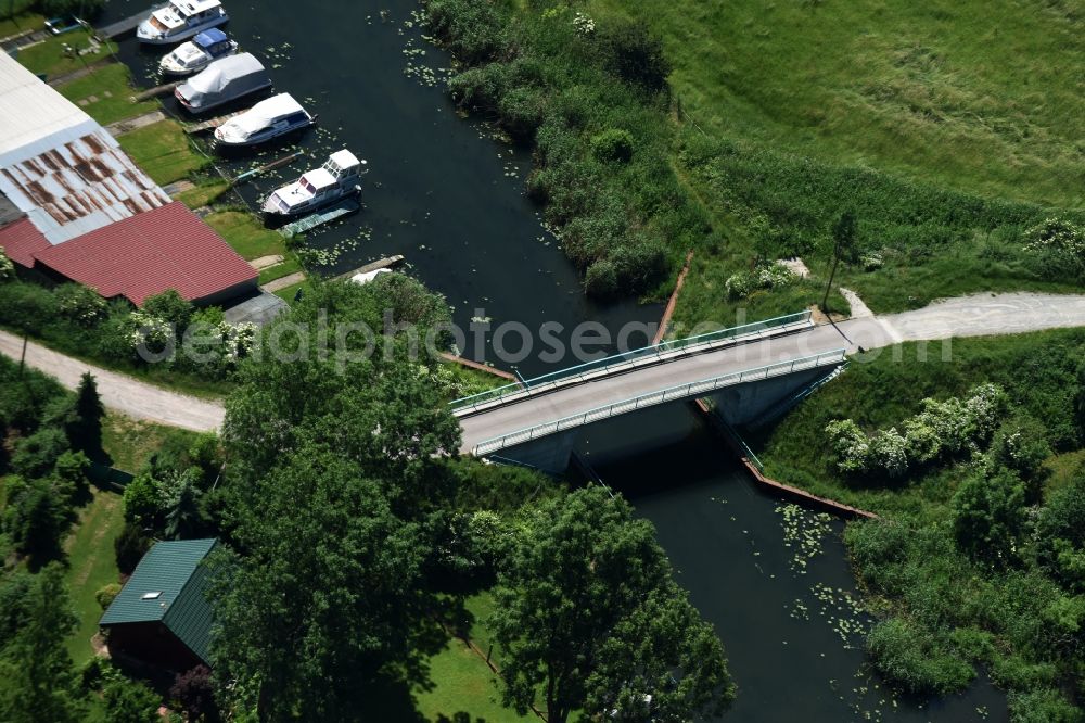 Genthin from the bird's eye view: Bridge across the Altenplathower Altkanal canal in the Altenplathow borough of Genthin in the state of Saxony-Anhalt