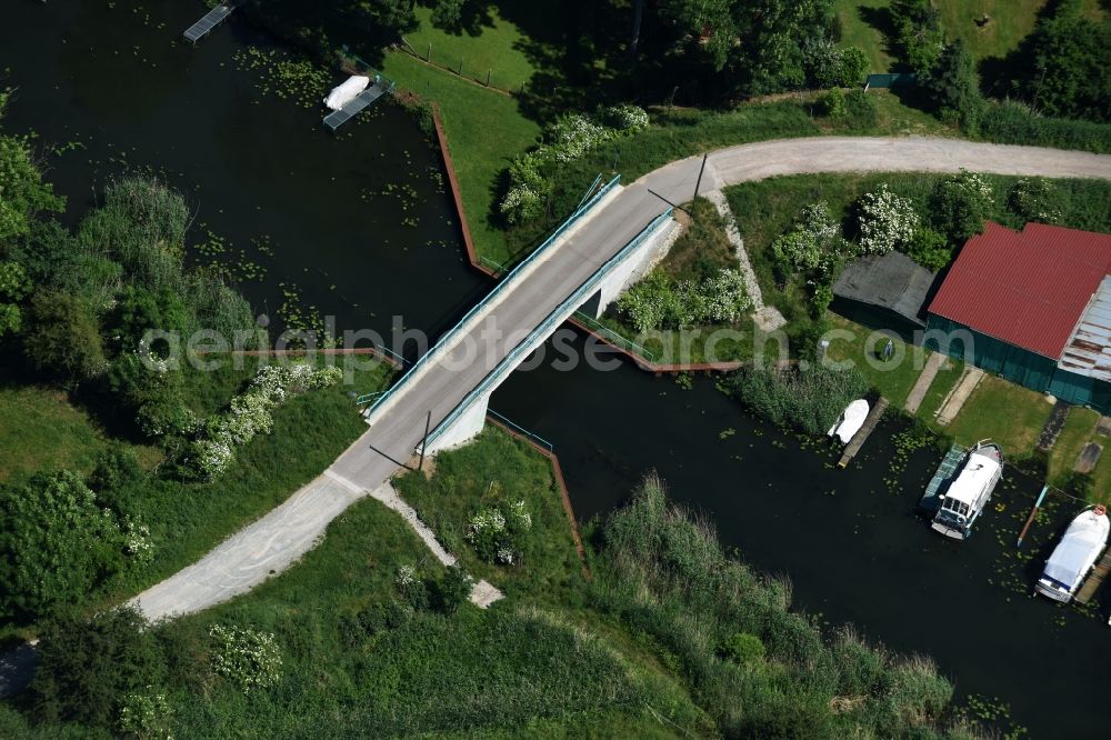 Genthin from the bird's eye view: Bridge across the Altenplathower Altkanal canal in the Altenplathow borough of Genthin in the state of Saxony-Anhalt