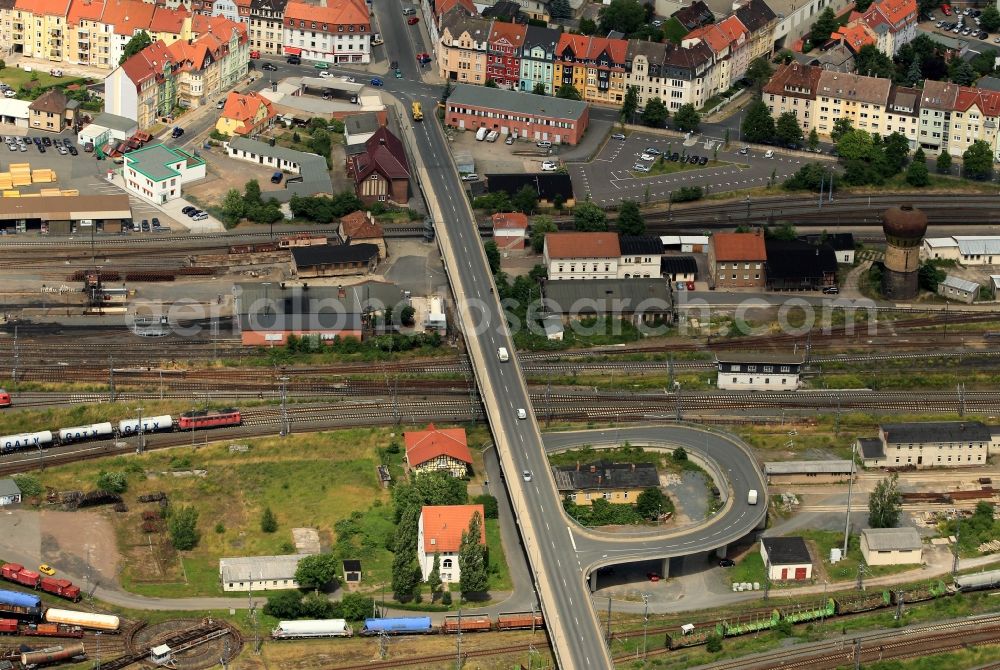 Aerial photograph Nordhausen - The Bruno-Kunze-road crossing west of the station Nordhausen in Thuringia the station tracks. Individual wagons are ready for pickup possible