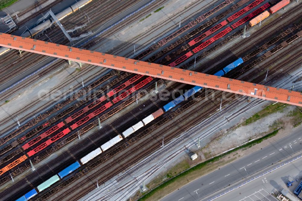 Bremerhaven from the bird's eye view: Bridge over the railway tracks at the Erzhafen in the district Stadtbremisches Ueberseehafengebiet Bremerhaven in Bremerhaven in the state Bremen, Germany