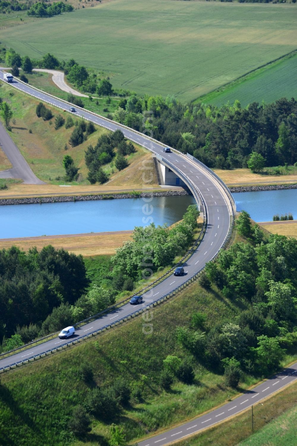 Aerial image Hohenwarthe - Bridge over the Elbe-Havel canal and county road L52 in Hohenwarthe in the state Saxony-Anhalt. The bridge is located in the East of Hohenwarthe, a part of the Moeser borough in the county district of Jerichower Land. View from the North