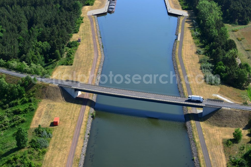 Hohenwarthe from the bird's eye view: Bridge over the Elbe-Havel canal and county road L52 in Hohenwarthe in the state Saxony-Anhalt. The bridge is located in the East of Hohenwarthe, a part of the Moeser borough in the county district of Jerichower Land. View from the North