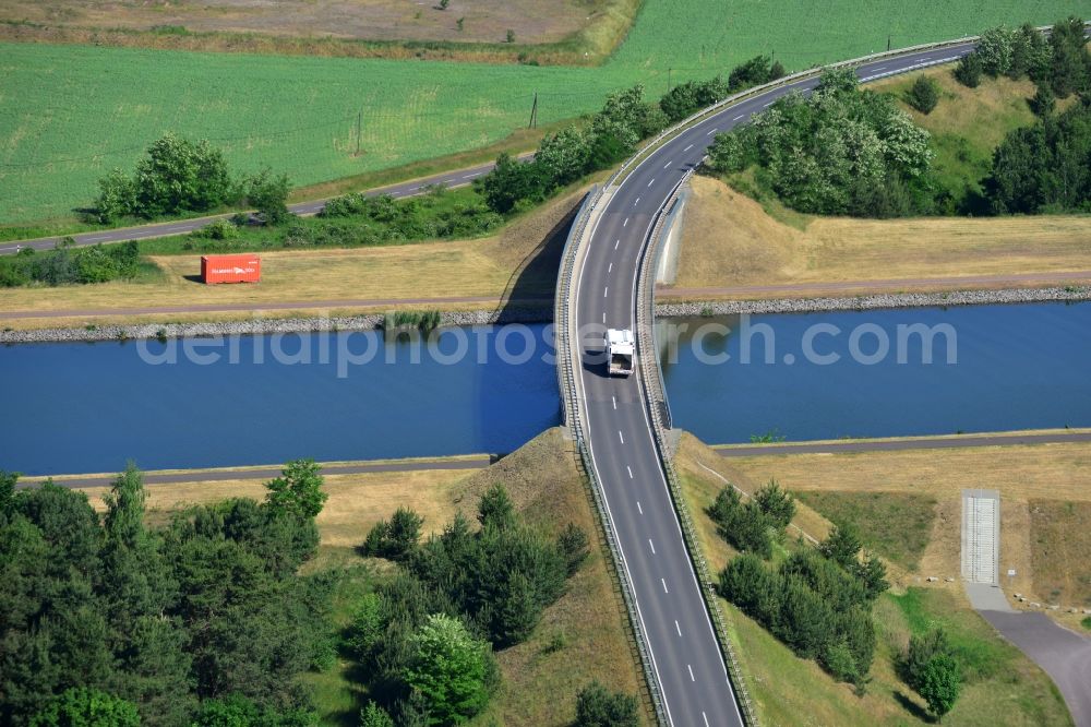 Aerial photograph Hohenwarthe - Bridge over the Elbe-Havel canal and county road L52 in Hohenwarthe in the state Saxony-Anhalt. The bridge is located in the East of Hohenwarthe, a part of the Moeser borough in the county district of Jerichower Land. View from the North