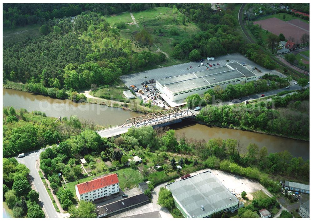 Aerial photograph Genthin / Sachsen-Anhalt - Brücke über den Elbe-Havel-Kanal am Waschmittelwerk in Genthin - Ausgleichs- und Ersatzmaßnahmen am Wasserstraßenkreuz Magdeburg / Elbe-Havel-Kanal. Ein Projekt des Wasserstraßenneubauamtes Magdeburg