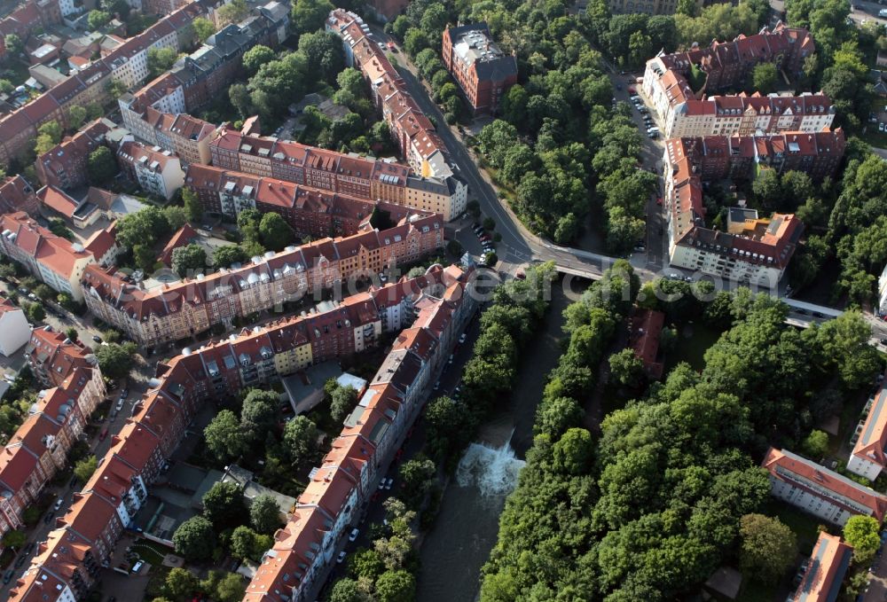 Erfurt from the bird's eye view: At the intersection of Gerber Road - Waidmuehlenweg in Andreasvorstadt of Erfurt in Thuringia the valley road crosses the river Gera. This old area from the early days is a popular residential area of ??the capital