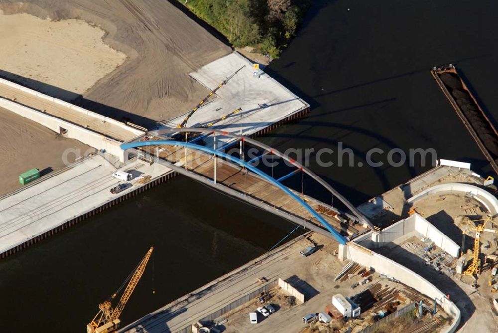 Aerial image Königs Wusterhausen - Blick auf die Brücke über den Nottekanal am Binnenhafen Königs Wusterhausen. Der Nottekanal ist schiffbar und hat drei Schleusen. Zwischen dem Bahnhof KW und der Dahme ist der Nottekanal zum Binnenhafen ausgebaut. Baufirma: Bateg Ingenieurbau GmbH, Herr Richter (0163/3002971), Heerstr. 16, 14052 Berlin Tel. +49 (30) 301 293 - 0 - Fax +49 (30) 301 293 - 40 - E-mail: info@bateg.de