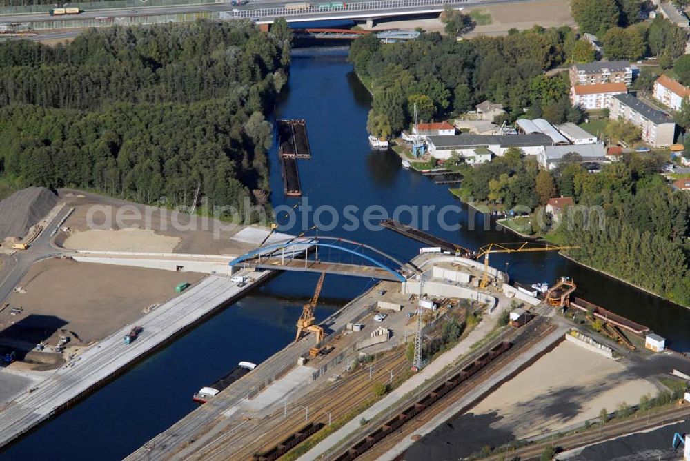 Aerial photograph Königs Wusterhausen - Blick auf die Brücke über den Nottekanal am Binnenhafen Königs Wusterhausen. Der Nottekanal ist schiffbar und hat drei Schleusen. Zwischen dem Bahnhof KW und der Dahme ist der Nottekanal zum Binnenhafen ausgebaut. Baufirma: Bateg Ingenieurbau GmbH, Herr Richter (0163/3002971), Heerstr. 16, 14052 Berlin Tel. +49 (30) 301 293 - 0 - Fax +49 (30) 301 293 - 40 - E-mail: info@bateg.de