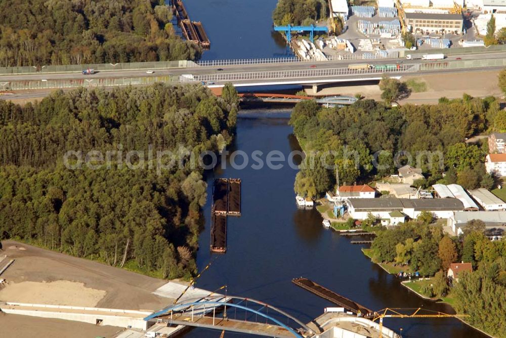 Königs Wusterhausen from above - Blick auf die Brücke über den Nottekanal am Binnenhafen Königs Wusterhausen. Der Nottekanal ist schiffbar und hat drei Schleusen. Zwischen dem Bahnhof KW und der Dahme ist der Nottekanal zum Binnenhafen ausgebaut. Baufirma: Bateg Ingenieurbau GmbH, Herr Richter (0163/3002971), Heerstr. 16, 14052 Berlin Tel. +49 (30) 301 293 - 0 - Fax +49 (30) 301 293 - 40 - E-mail: info@bateg.de