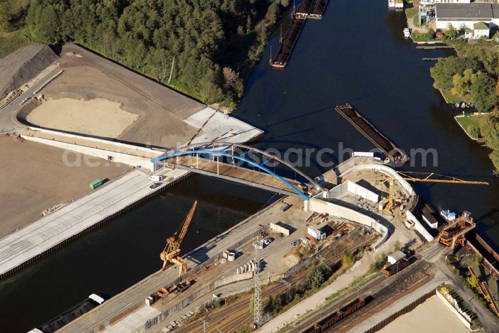 Aerial image Königs Wusterhausen - Blick auf die Brücke über den Nottekanal am Binnenhafen Königs Wusterhausen. Der Nottekanal ist schiffbar und hat drei Schleusen. Zwischen dem Bahnhof KW und der Dahme ist der Nottekanal zum Binnenhafen ausgebaut. Baufirma: Bateg Ingenieurbau GmbH, Herr Richter (0163/3002971), Heerstr. 16, 14052 Berlin Tel. +49 (30) 301 293 - 0 - Fax +49 (30) 301 293 - 40 - E-mail: info@bateg.de