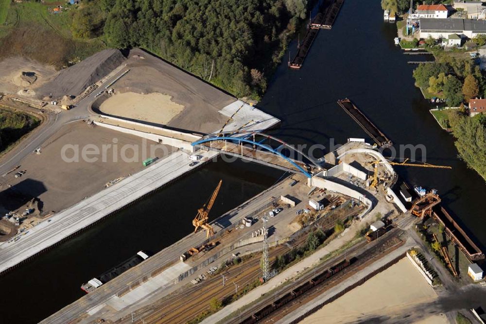 Aerial photograph Königs Wusterhausen - Blick auf die Brücke über den Nottekanal am Binnenhafen Königs Wusterhausen. Der Nottekanal ist schiffbar und hat drei Schleusen. Zwischen dem Bahnhof KW und der Dahme ist der Nottekanal zum Binnenhafen ausgebaut. Baufirma: Bateg Ingenieurbau GmbH, Herr Richter (0163/3002971), Heerstr. 16, 14052 Berlin Tel. +49 (30) 301 293 - 0 - Fax +49 (30) 301 293 - 40 - E-mail: info@bateg.de