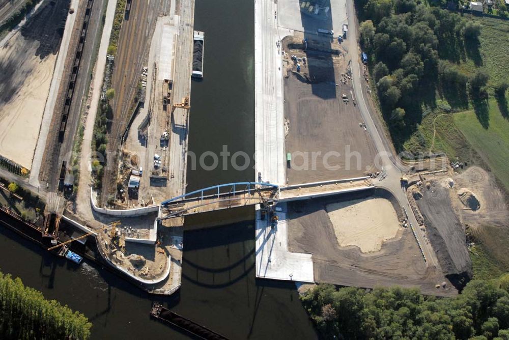 Aerial image Königs Wusterhausen - Blick auf die Brücke über den Nottekanal am Binnenhafen Königs Wusterhausen. Der Nottekanal ist schiffbar und hat drei Schleusen. Zwischen dem Bahnhof KW und der Dahme ist der Nottekanal zum Binnenhafen ausgebaut. Baufirma: Bateg Ingenieurbau GmbH, Herr Richter (0163/3002971), Heerstr. 16, 14052 Berlin Tel. +49 (30) 301 293 - 0 - Fax +49 (30) 301 293 - 40 - E-mail: info@bateg.de