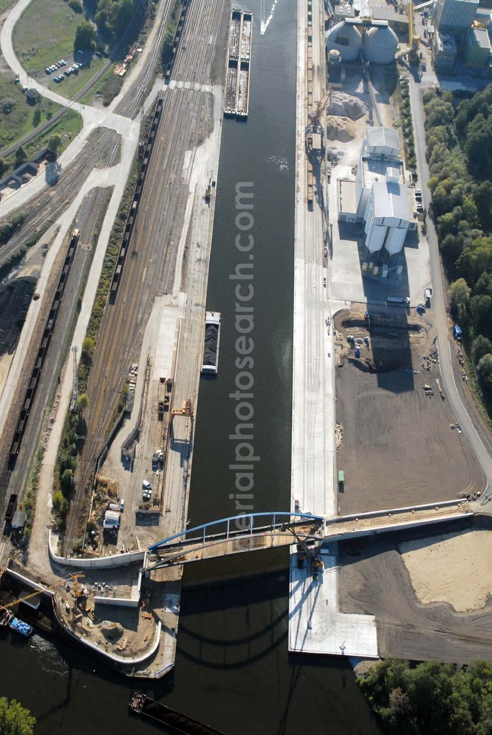 Aerial photograph Königs Wusterhausen - Blick auf die Brücke über den Nottekanal am Binnenhafen Königs Wusterhausen. Der Nottekanal ist schiffbar und hat drei Schleusen. Zwischen dem Bahnhof KW und der Dahme ist der Nottekanal zum Binnenhafen ausgebaut. Baufirma: Bateg Ingenieurbau GmbH, Herr Richter (0163/3002971), Heerstr. 16, 14052 Berlin Tel. +49 (30) 301 293 - 0 - Fax +49 (30) 301 293 - 40 - E-mail: info@bateg.de