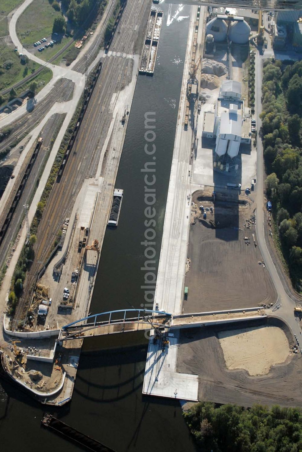 Königs Wusterhausen from above - Blick auf die Brücke über den Nottekanal am Binnenhafen Königs Wusterhausen. Der Nottekanal ist schiffbar und hat drei Schleusen. Zwischen dem Bahnhof KW und der Dahme ist der Nottekanal zum Binnenhafen ausgebaut. Baufirma: Bateg Ingenieurbau GmbH, Herr Richter (0163/3002971), Heerstr. 16, 14052 Berlin Tel. +49 (30) 301 293 - 0 - Fax +49 (30) 301 293 - 40 - E-mail: info@bateg.de