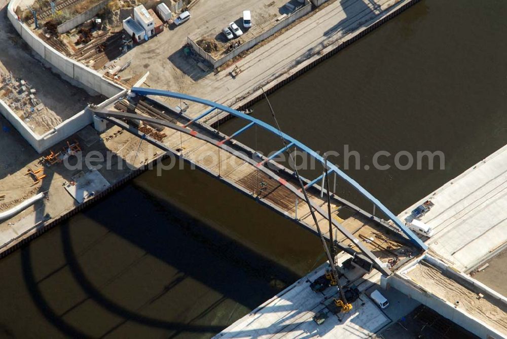 Aerial image Königs Wusterhausen - Blick auf die Brücke über den Nottekanal am Binnenhafen Königs Wusterhausen. Der Nottekanal ist schiffbar und hat drei Schleusen. Zwischen dem Bahnhof KW und der Dahme ist der Nottekanal zum Binnenhafen ausgebaut. Baufirma: Bateg Ingenieurbau GmbH, Herr Richter (0163/3002971), Heerstr. 16, 14052 Berlin Tel. +49 (30) 301 293 - 0 - Fax +49 (30) 301 293 - 40 - E-mail: info@bateg.de