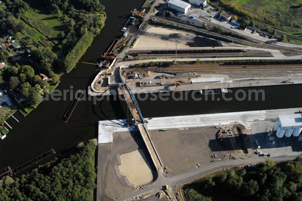 Königs Wusterhausen from the bird's eye view: Blick auf die Brücke über den Nottekanal am Binnenhafen Königs Wusterhausen. Der Nottekanal ist schiffbar und hat drei Schleusen. Zwischen dem Bahnhof KW und der Dahme ist der Nottekanal zum Binnenhafen ausgebaut. Baufirma: Bateg Ingenieurbau GmbH, Herr Richter (0163/3002971), Heerstr. 16, 14052 Berlin Tel. +49 (30) 301 293 - 0 - Fax +49 (30) 301 293 - 40 - E-mail: info@bateg.de