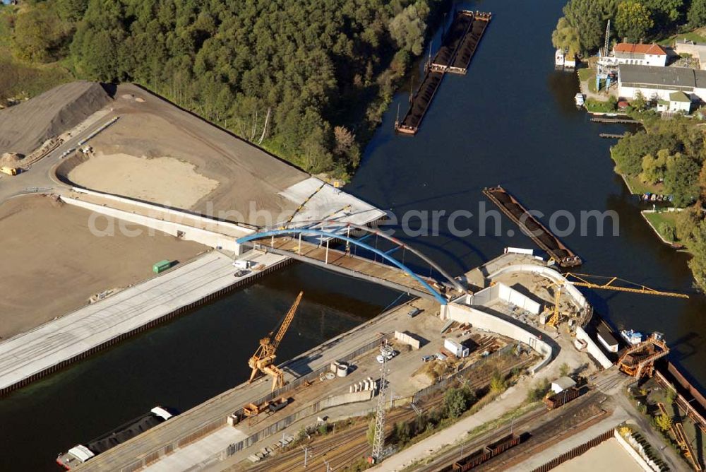 Aerial image Königs Wusterhausen - Blick auf die Brücke über den Nottekanal am Binnenhafen Königs Wusterhausen. Der Nottekanal ist schiffbar und hat drei Schleusen. Zwischen dem Bahnhof KW und der Dahme ist der Nottekanal zum Binnenhafen ausgebaut. Baufirma: Bateg Ingenieurbau GmbH, Herr Richter (0163/3002971), Heerstr. 16, 14052 Berlin Tel. +49 (30) 301 293 - 0 - Fax +49 (30) 301 293 - 40 - E-mail: info@bateg.de