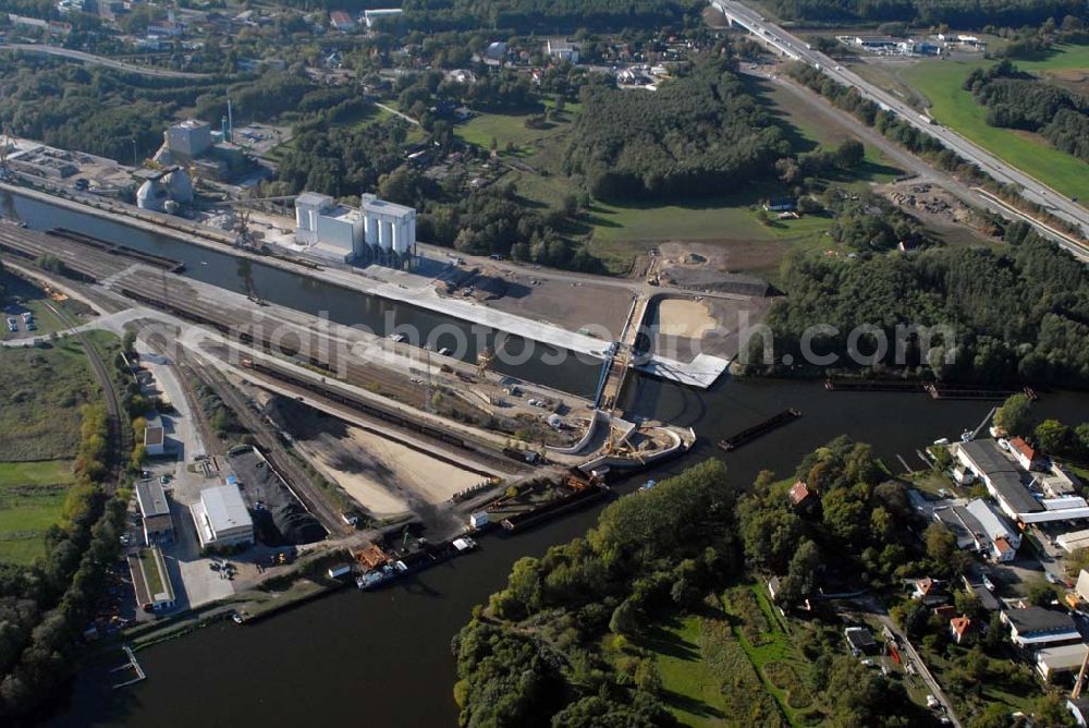 Königs Wusterhausen from above - Blick auf die Brücke über den Nottekanal am Binnenhafen Königs Wusterhausen. Der Nottekanal ist schiffbar und hat drei Schleusen. Zwischen dem Bahnhof KW und der Dahme ist der Nottekanal zum Binnenhafen ausgebaut. Baufirma: Bateg Ingenieurbau GmbH, Herr Richter (0163/3002971), Heerstr. 16, 14052 Berlin Tel. +49 (30) 301 293 - 0 - Fax +49 (30) 301 293 - 40 - E-mail: info@bateg.de