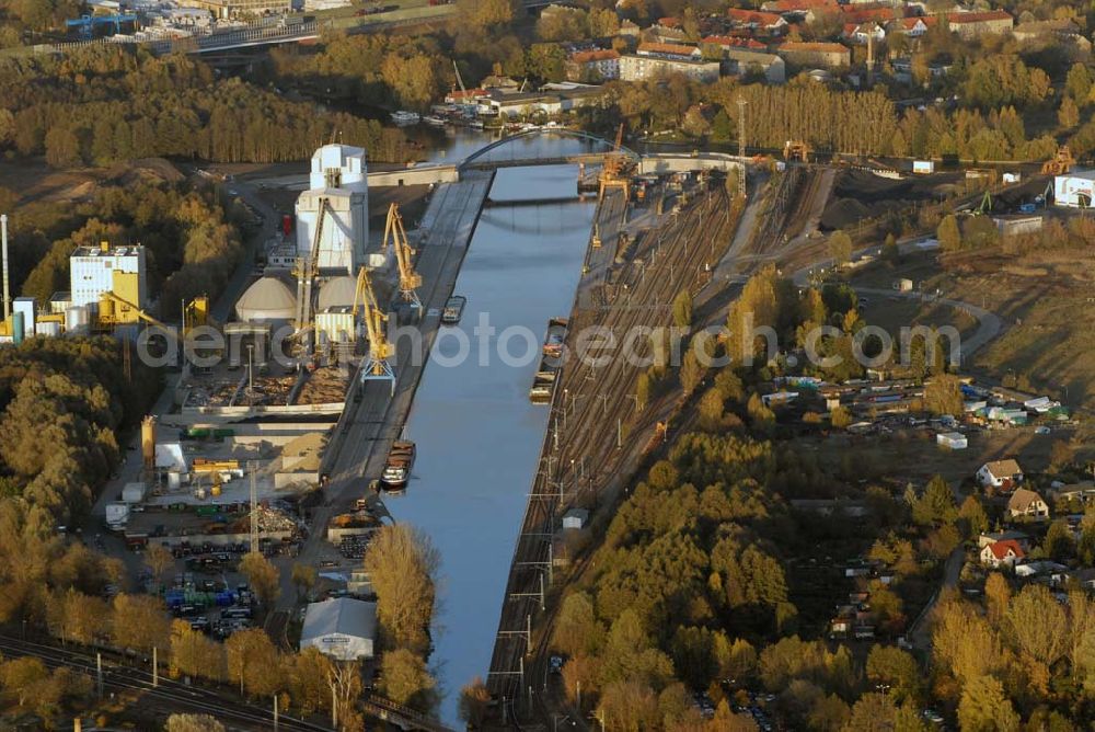 Königs Wusterhausen from above - Blick auf die Brücke über den Nottekanal am Binnenhafen Königs Wusterhausen. Der Nottekanal ist schiffbar und hat drei Schleusen. Zwischen dem Bahnhof KW und der Dahme ist der Nottekanal zum Binnenhafen ausgebaut. Baufirma: Bateg Ingenieurbau GmbH, Herr Richter (0163/3002971), Heerstr. 16, 14052 Berlin Tel. +49 (30) 301 293 - 0 - Fax +49 (30) 301 293 - 40 - E-mail: info@bateg.de