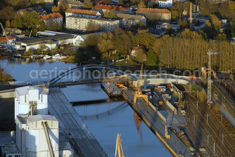 Aerial image Königs Wusterhausen - Blick auf die Brücke über den Nottekanal am Binnenhafen Königs Wusterhausen. Der Nottekanal ist schiffbar und hat drei Schleusen. Zwischen dem Bahnhof KW und der Dahme ist der Nottekanal zum Binnenhafen ausgebaut. Baufirma: Bateg Ingenieurbau GmbH, Herr Richter (0163/3002971), Heerstr. 16, 14052 Berlin Tel. +49 (30) 301 293 - 0 - Fax +49 (30) 301 293 - 40 - E-mail: info@bateg.de