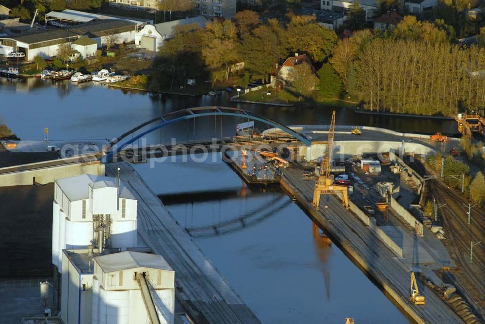 Aerial photograph Königs Wusterhausen - Blick auf die Brücke über den Nottekanal am Binnenhafen Königs Wusterhausen. Der Nottekanal ist schiffbar und hat drei Schleusen. Zwischen dem Bahnhof KW und der Dahme ist der Nottekanal zum Binnenhafen ausgebaut. Baufirma: Bateg Ingenieurbau GmbH, Herr Richter (0163/3002971), Heerstr. 16, 14052 Berlin Tel. +49 (30) 301 293 - 0 - Fax +49 (30) 301 293 - 40 - E-mail: info@bateg.de