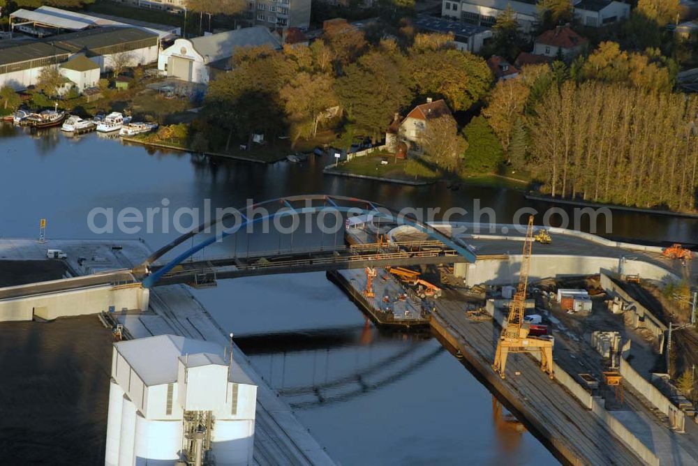 Königs Wusterhausen from above - Blick auf die Brücke über den Nottekanal am Binnenhafen Königs Wusterhausen. Der Nottekanal ist schiffbar und hat drei Schleusen. Zwischen dem Bahnhof KW und der Dahme ist der Nottekanal zum Binnenhafen ausgebaut. Baufirma: Bateg Ingenieurbau GmbH, Herr Richter (0163/3002971), Heerstr. 16, 14052 Berlin Tel. +49 (30) 301 293 - 0 - Fax +49 (30) 301 293 - 40 - E-mail: info@bateg.de