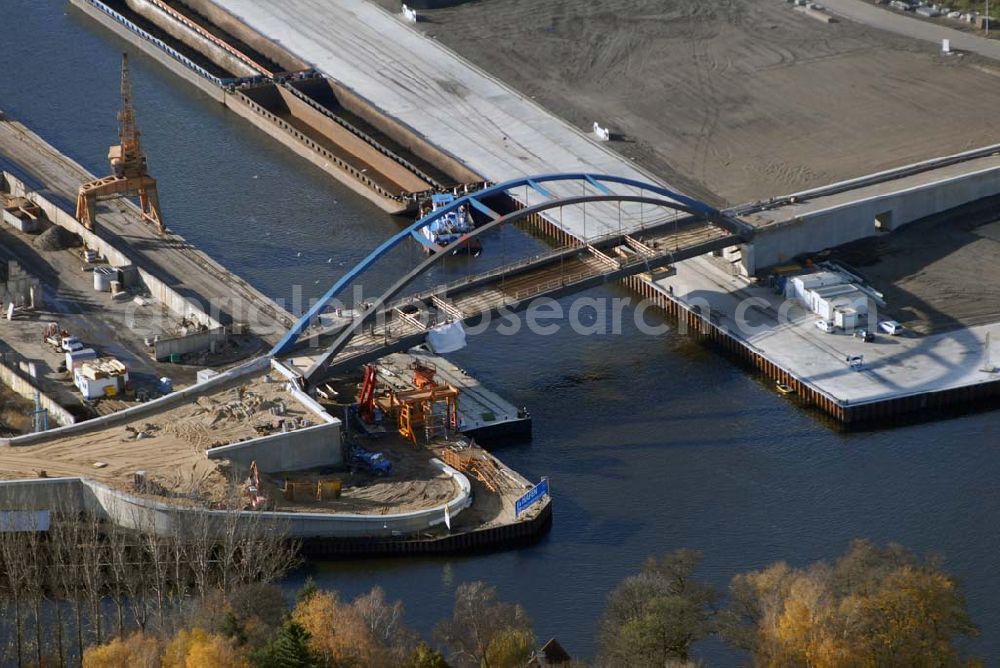 Aerial image Königs Wusterhausen - Blick auf die Brücke über den Nottekanal am Binnenhafen Königs Wusterhausen. Der Nottekanal ist schiffbar und hat drei Schleusen. Zwischen dem Bahnhof KW und der Dahme ist der Nottekanal zum Binnenhafen ausgebaut. Baufirma: Bateg Ingenieurbau GmbH, Herr Richter (0163/3002971), Heerstr. 16, 14052 Berlin Tel. +49 (30) 301 293 - 0 - Fax +49 (30) 301 293 - 40 - E-mail: info@bateg.de