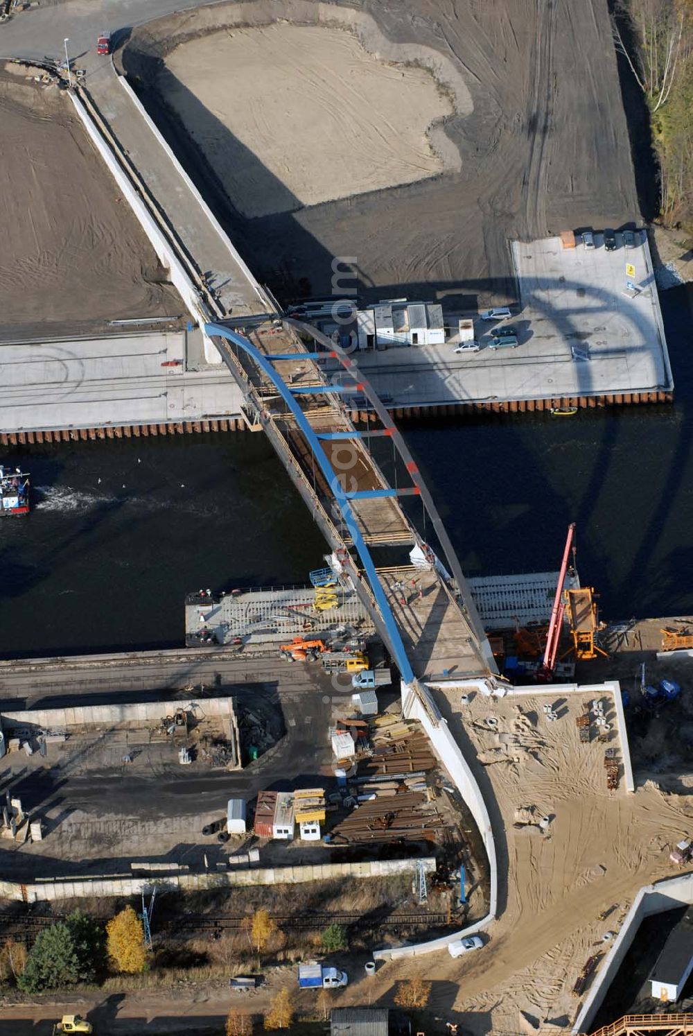 Aerial image Königs Wusterhausen - Blick auf die Brücke über den Nottekanal am Binnenhafen Königs Wusterhausen. Der Nottekanal ist schiffbar und hat drei Schleusen. Zwischen dem Bahnhof KW und der Dahme ist der Nottekanal zum Binnenhafen ausgebaut. Baufirma: Bateg Ingenieurbau GmbH, Herr Richter (0163/3002971), Heerstr. 16, 14052 Berlin Tel. +49 (30) 301 293 - 0 - Fax +49 (30) 301 293 - 40 - E-mail: info@bateg.de