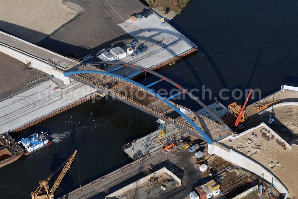 Königs Wusterhausen from above - Blick auf die Brücke über den Nottekanal am Binnenhafen Königs Wusterhausen. Der Nottekanal ist schiffbar und hat drei Schleusen. Zwischen dem Bahnhof KW und der Dahme ist der Nottekanal zum Binnenhafen ausgebaut. Baufirma: Bateg Ingenieurbau GmbH, Herr Richter (0163/3002971), Heerstr. 16, 14052 Berlin Tel. +49 (30) 301 293 - 0 - Fax +49 (30) 301 293 - 40 - E-mail: info@bateg.de