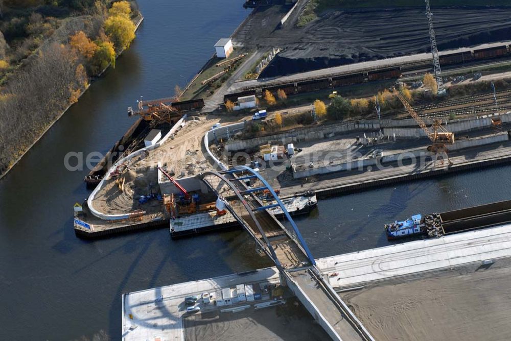 Königs Wusterhausen from above - Blick auf die Brücke über den Nottekanal am Binnenhafen Königs Wusterhausen. Der Nottekanal ist schiffbar und hat drei Schleusen. Zwischen dem Bahnhof KW und der Dahme ist der Nottekanal zum Binnenhafen ausgebaut. Baufirma: Bateg Ingenieurbau GmbH, Herr Richter (0163/3002971), Heerstr. 16, 14052 Berlin Tel. +49 (30) 301 293 - 0 - Fax +49 (30) 301 293 - 40 - E-mail: info@bateg.de