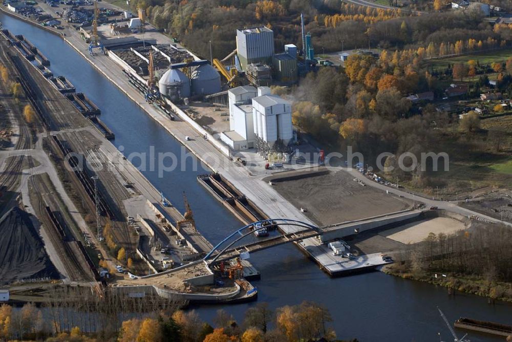 Aerial image Königs Wusterhausen - Blick auf die Brücke über den Nottekanal am Binnenhafen Königs Wusterhausen. Der Nottekanal ist schiffbar und hat drei Schleusen. Zwischen dem Bahnhof KW und der Dahme ist der Nottekanal zum Binnenhafen ausgebaut. Baufirma: Bateg Ingenieurbau GmbH, Herr Richter (0163/3002971), Heerstr. 16, 14052 Berlin Tel. +49 (30) 301 293 - 0 - Fax +49 (30) 301 293 - 40 - E-mail: info@bateg.de