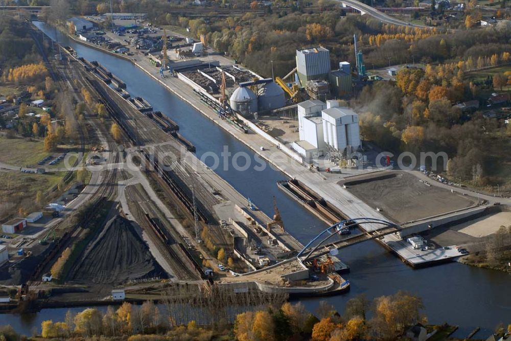 Aerial photograph Königs Wusterhausen - Blick auf die Brücke über den Nottekanal am Binnenhafen Königs Wusterhausen. Der Nottekanal ist schiffbar und hat drei Schleusen. Zwischen dem Bahnhof KW und der Dahme ist der Nottekanal zum Binnenhafen ausgebaut. Baufirma: Bateg Ingenieurbau GmbH, Herr Richter (0163/3002971), Heerstr. 16, 14052 Berlin Tel. +49 (30) 301 293 - 0 - Fax +49 (30) 301 293 - 40 - E-mail: info@bateg.de