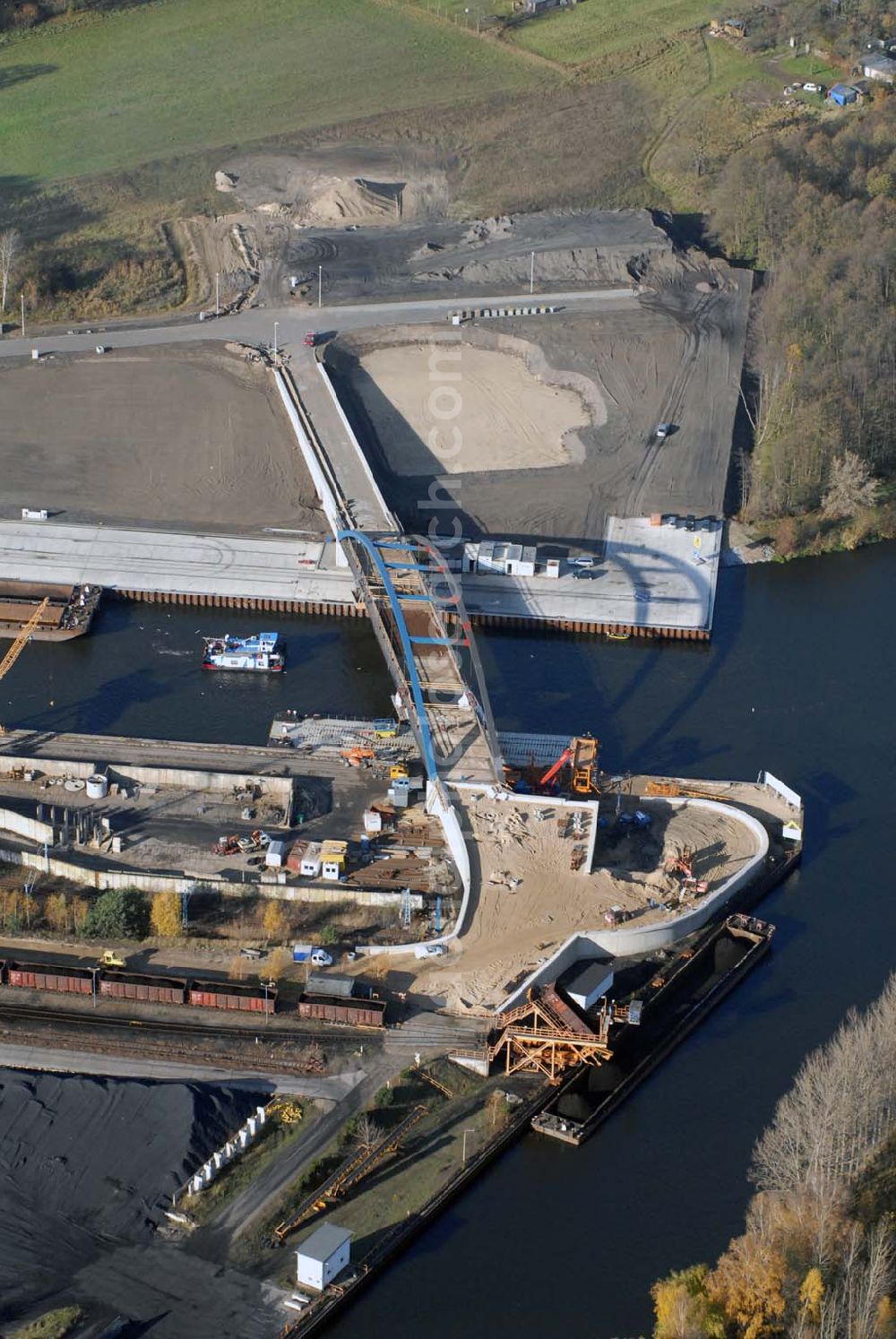 Aerial image Königs Wusterhausen - Blick auf die Brücke über den Nottekanal am Binnenhafen Königs Wusterhausen. Der Nottekanal ist schiffbar und hat drei Schleusen. Zwischen dem Bahnhof KW und der Dahme ist der Nottekanal zum Binnenhafen ausgebaut. Baufirma: Bateg Ingenieurbau GmbH, Herr Richter (0163/3002971), Heerstr. 16, 14052 Berlin Tel. +49 (30) 301 293 - 0 - Fax +49 (30) 301 293 - 40 - E-mail: info@bateg.de